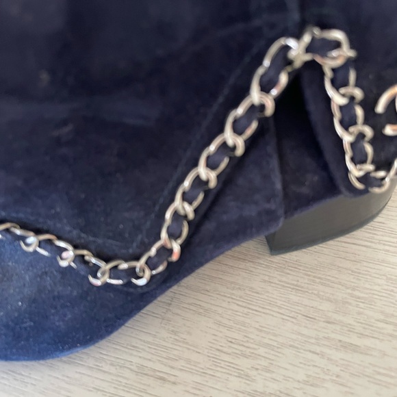 Suede CHANEL booties with chain detail - Picture 4 of 6